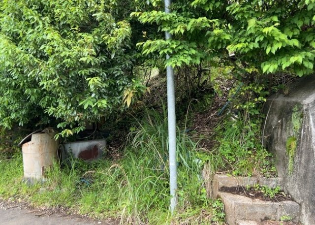 土地購入を検討されている場合、境界杭がない状態で購入してしまうと境界確定測量をする必要があり、費用がかかります。購入の前に、売主、隣土地所有者立ち合いのもと境界を確定し境界杭を設置するのがベストです。