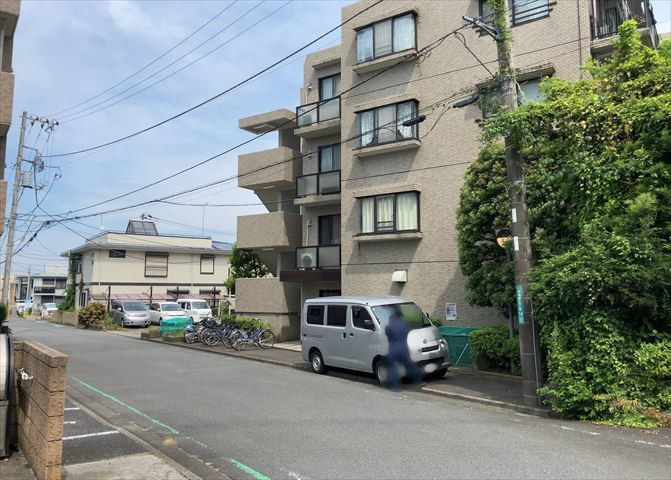 外観はマンション管理がされているかの目安になります。築年数が古いと、壁面は劣化してひび割れが生じることも！建物が古びていても細かいところが修繕されていると、きちんと管理されているなぁと感じるでしょう。