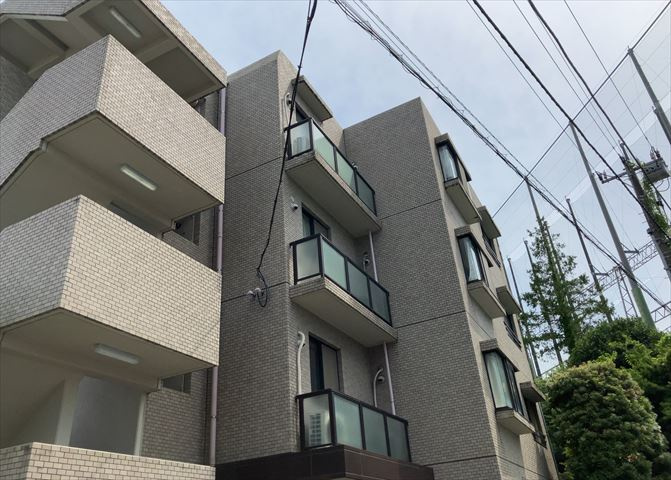 一般的なバルコニーは、奥行1.5ｍ程ですが、ワイルドバルコニーは2ｍまで広がっています。そのため洗濯物の間隔をあけ干すことができ、乾きやすいというメリットや、ガーデニングが楽しめる等の特徴があります。