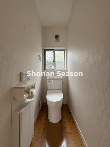 シンプルで使いやすく、お手入れもしやすい温水洗浄便座を搭載♪