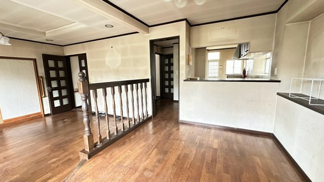 【キッチン対面の使いやすいダイニング】配膳や片付けがしやすいカウンターキッチンに面したスペース。リビングと一体感がありつつも手すりで区切られており、居心地の良い食卓空間を演出できます。