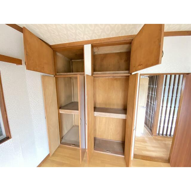 洋室には収納を完備し、衣類や日用品もすっきり整理可能。居住空間を広く使える、使い勝手の良い仕様です。(2020年9月撮影）