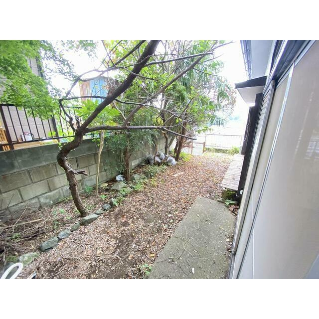 お手入れしやすい庭付き。ガーデニングや家庭菜園、くつろぎのスペースとしても楽しめ、暮らしに彩りを添えます。(2020年9月撮影）