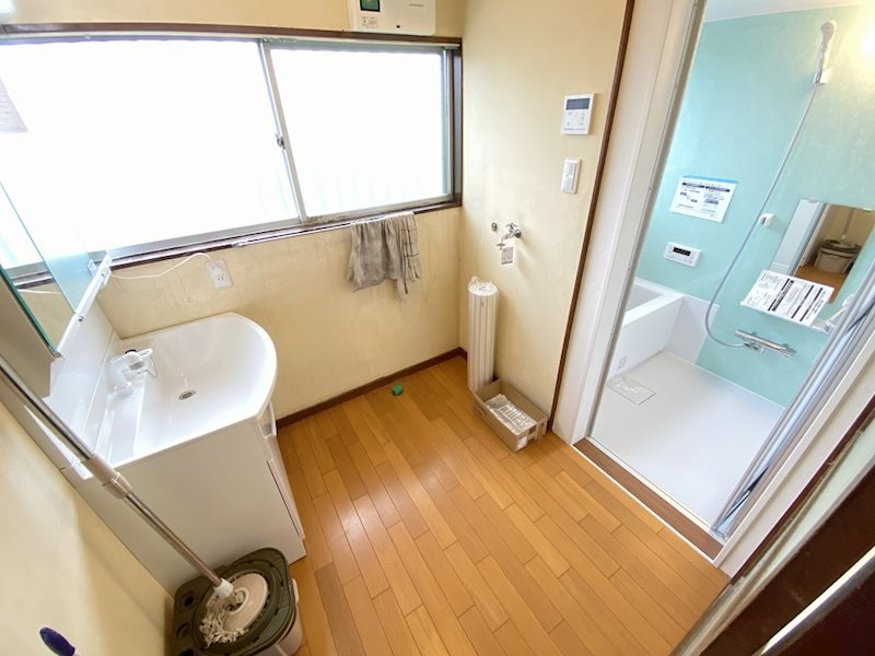 大きな窓を備えた洗面所は、明るく換気もしやすい快適な空間。身支度や家事も気持ちよく行えます。(2020年9月撮影）