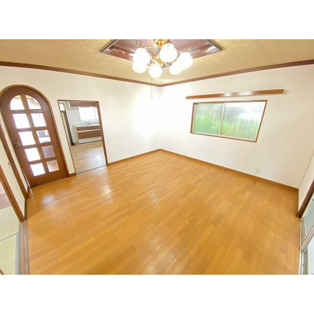 2面採光を確保した洋室は、明るく風通しの良い快適な空間。心地よい陽光が差し込み、毎日の暮らしにゆとりをもたらします。(2020年9月撮影）