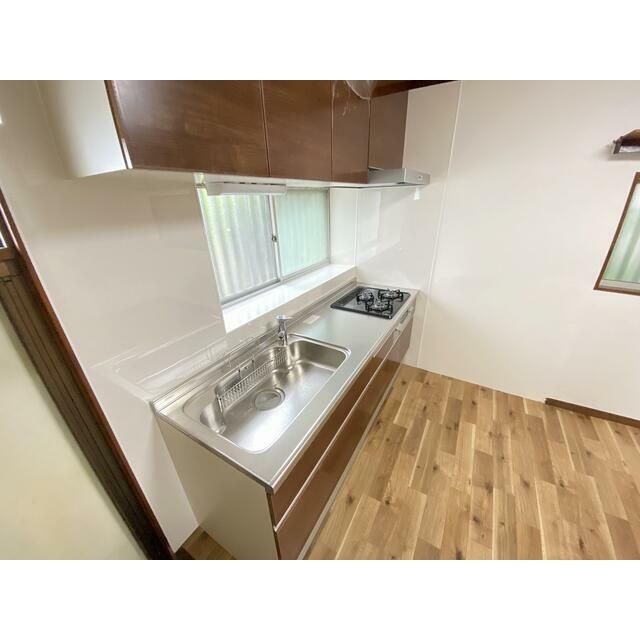 窓付きの明るいシステムキッチン。換気がしやすく、調理中も快適です。吊戸棚を備え、調理器具や食器の収納にも便利。機能性と実用性を兼ね備えたキッチン空間です。(2020年9月撮影）