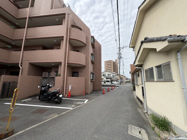敷地内に駐車スペースが確保されておりお車をお持ちの方にも安心の環境です。建物に近い位置にあるため、荷物の出し入れや雨の日の乗り降りもスムーズ。日常的に使いやすい配置で快適なカーライフをサポートします。