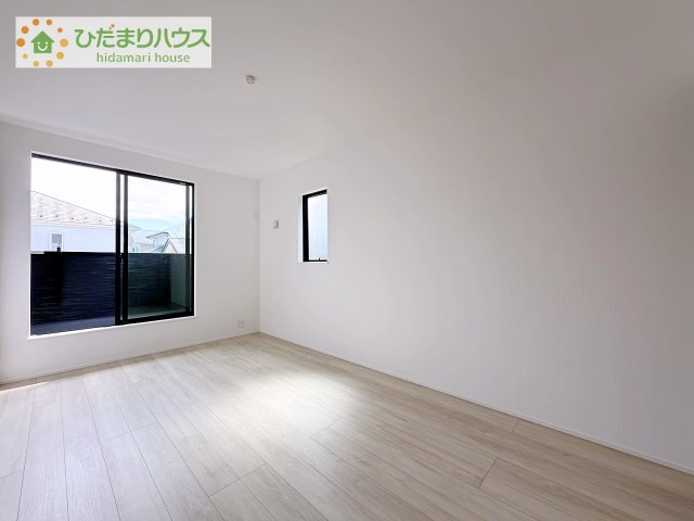 大きなベッドを置いても余裕の広さの主寝室♪