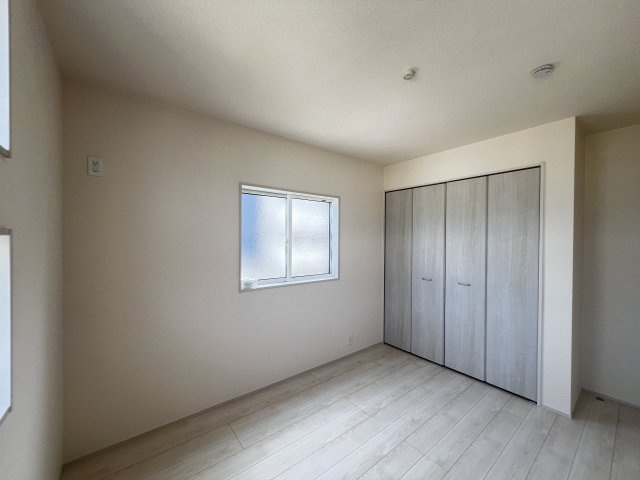 ゆったりした洋室5帖です