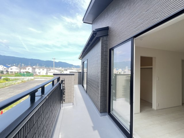 落ち着いた時間を過ごせるバルコニーです