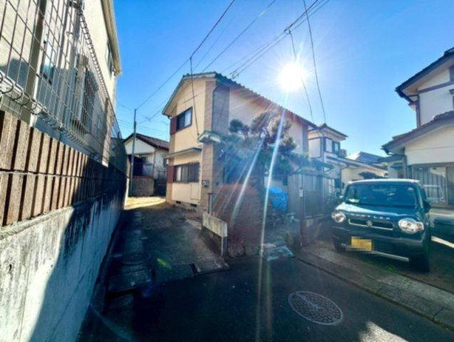 現地に行くなら、物件の周囲の地形がどうなっているかを見ることも大切です。周辺より低くなっている土地では、大雨などで水が集まりやすいため、地盤が弱くなっているということも考えられるため、注意が必要です。