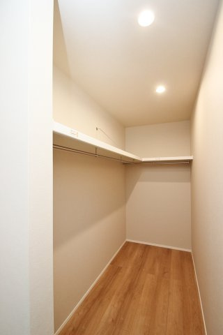縦長のウォークインクローゼットはデットスペースが生まれにくく、効率よく収納できます♪【プラン例】建物価格1900万円~、建物面積95.22？