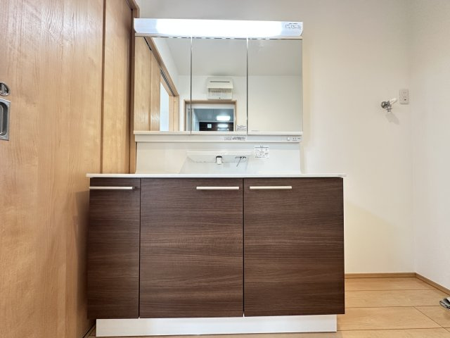朝のラッシュ多人数での使用も考えた便利な空間となっています。