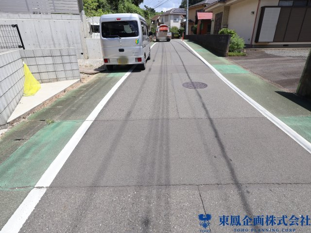きれいに舗装された前面道路に面しています。