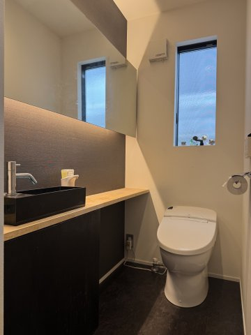 落ち着いた色調のトイレです