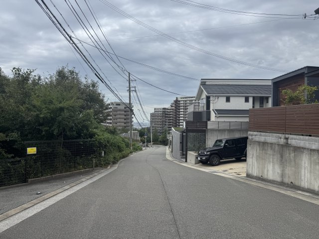前面道路含む現地写真です。道路幅は十分ですので、ゆったりと駐車出来ます。