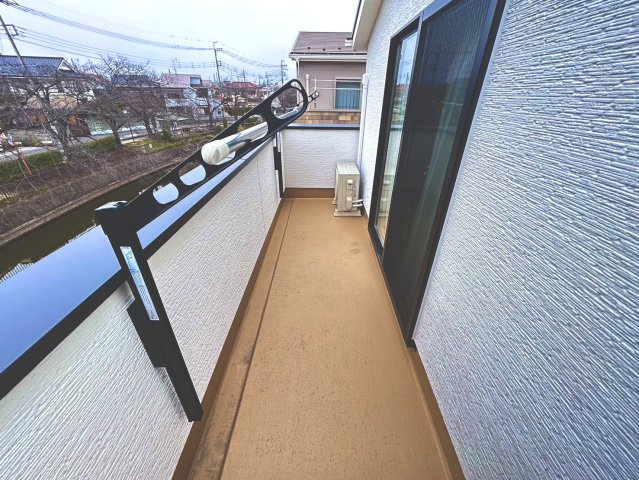 西向きで陽当たり良好なバルコニー！