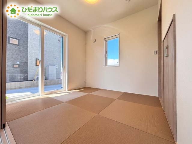 リビングと隣り合わせにある和室。　扉を閉めれば、来客用の部屋として使えます。         　