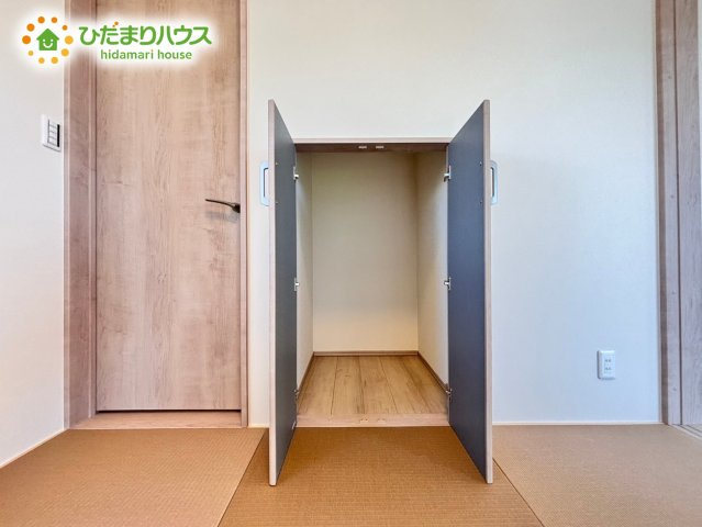 和室にも収納スペースがあるので、　お子様のおもちゃなどがスッキリ収納できます^^      　
