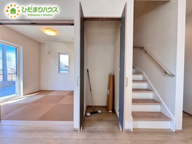 ＬＤＫの一角にある物入れは掃除機などをラクラク取り出せます♪     　