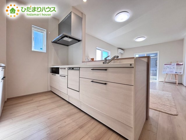 ご家族を身近に感じられる対面キッチン☆    　