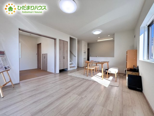 リビングの大きい窓からの光が入って開放的なレイアウト。　明るい色の床なのでどんな家具にもマッチします☆彡           　