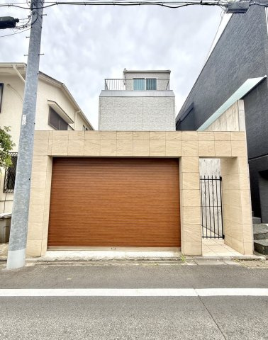 2LDK+S+Sto！パティオとルーフテラスが彩る、収納力ある3階建・地下収納付の邸宅。