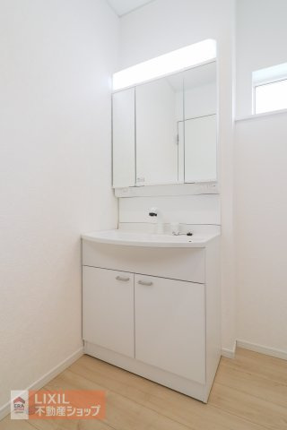 【洗髪洗面化粧台／現地完成写真】三面鏡タイプの独立洗面台です。鏡の裏は収納になっていて便利です。