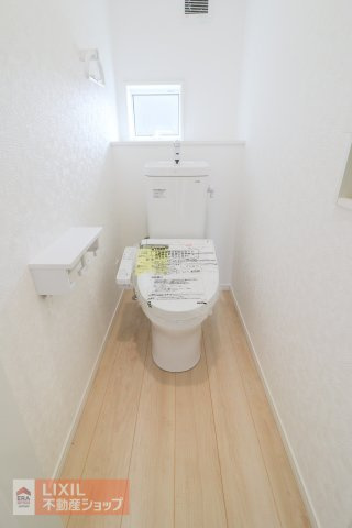 【トイレ／現地完成写真】温水洗浄機能と暖房便座機能が備わったトイレ。タオル掛けも標準で設置済です。