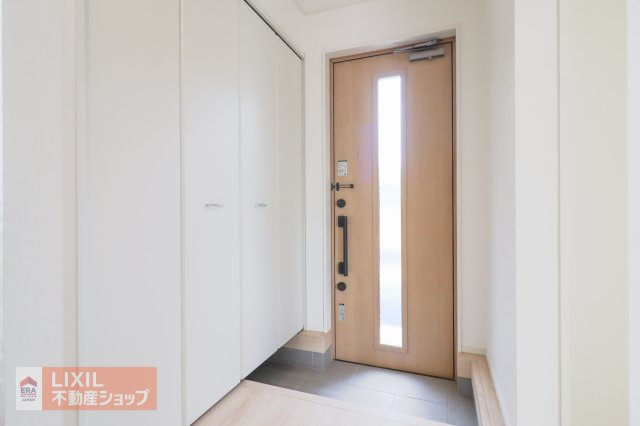 【玄関／現地完成写真】ゆったりと明るい玄関が皆様をお出迎え。玄関収納で整理整頓がしやすくいです。