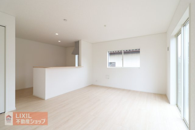 【ダイニング／現地完成写真】家族でくつろげるダイニング。対面式キッチンで家族との会話を楽しめます。