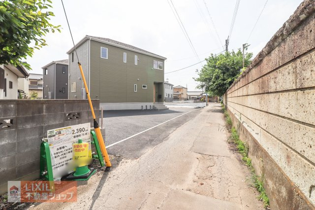 【前面道路／現地完成写真】前面道路はゆったりしていて、車両のすれ違いや車庫入れが楽です。