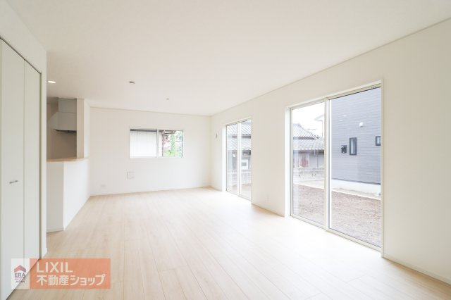 【リビング／現地完成写真】明るい日差しの入る20帖のリビングは家族団らんの場所にはピッタリです。