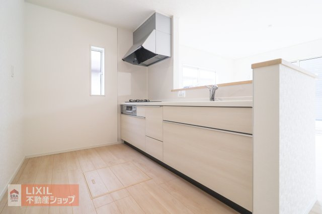 【キッチン／現地完成写真】対面式キッチンカウンターでご家族とふれあいながら料理が出来ます。