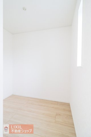 【収納／現地完成写真】奥行のあるクローゼットが居室についています。大容量の収納ラックなども置けます。