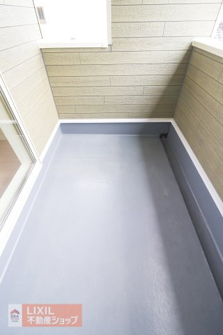 【バルコニー／現地完成写真】日当たり良好なバルコニー。外天井がついているので、雨の日の選択も安心。