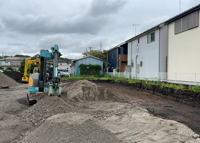 土地の面積＝住宅面積ではありません。建ぺい率の問題などで、土地のある場所によって住宅を建てられる面積は限られています。高さもしかり、「土地」という言葉の中には、建築条件も含まれると考えておきましょう。