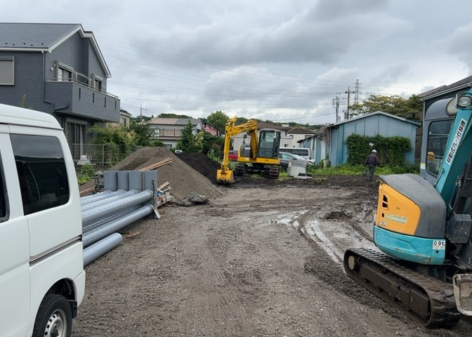 土地購入を検討されている場合、境界杭がない状態で購入してしまうと境界確定測量をする必要があり、費用がかかります。購入の前に、売主、隣土地所有者立ち合いのもと境界を確定し境界杭を設置するのがベストです。