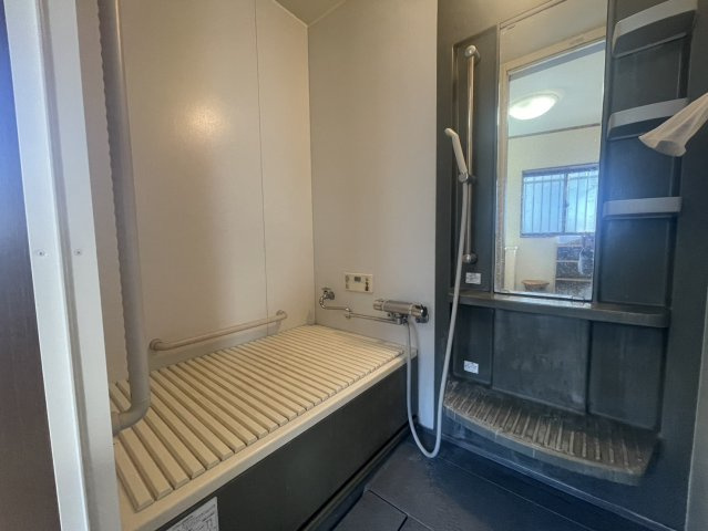 ゆったりとした浴槽を備えた浴室。手すり付きで安心して入浴できる設計です。窓があるため換気がしやすく、湿気対策にも効果的。シャワー設備も整っており、日々の疲れを癒やす空間として活躍します。