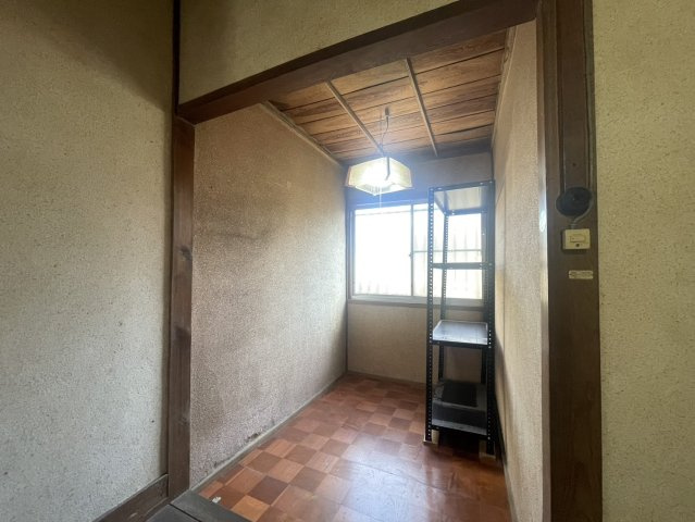 奥行きのある居室は、ゆったりとした印象。窓があり自然光が入り、暗くなりがちな部屋も明るい空間です。収納棚も設置可能な広さがあり、日用品の整理にも対応。ゆとりを感じさせるスペースです。