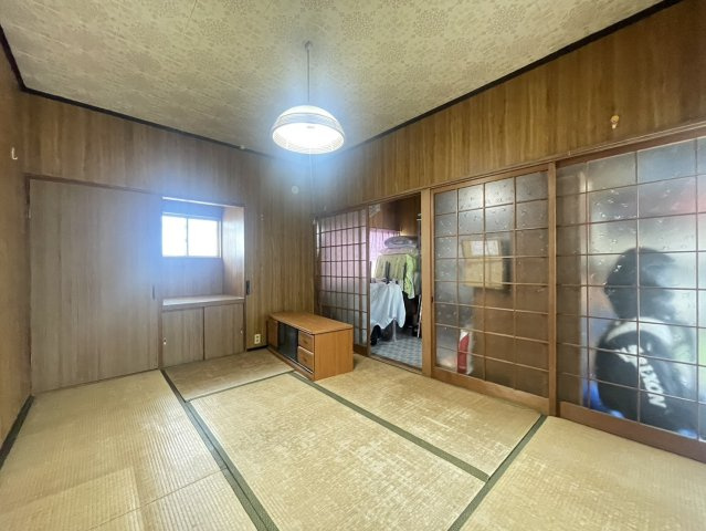 木目の温もりを感じる和室。収納スペースも備わっており、寝室や客間としても活用できます。障子や襖が和の雰囲気を引き立て、落ち着いた空間を演出。畳のやわらかさが心地よく、くつろぎの時間を過ごせるお部屋。