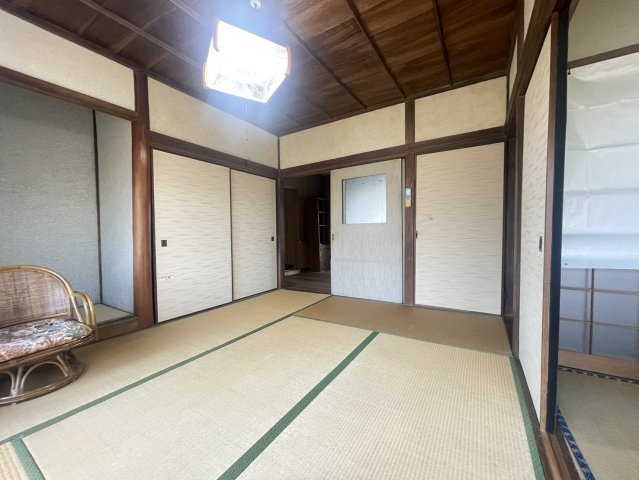 広さをしっかり確保した和室。掃き出し窓からの採光があり、明るく開放的な印象です。エアコン設置済みで季節を問わず快適に過ごせます。続き間として広々使うことも可能。多用途に活躍する空間。