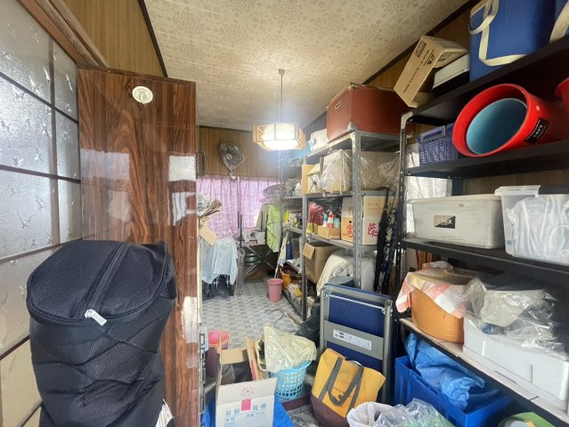 収納力のあるスペース。棚が設置されており、日用品や季節物の収納にも便利です。居室とは分けて荷物をまとめられるため、室内をすっきり保てます。平屋でありながら収納スペースが確保されている点も魅力の一つ。