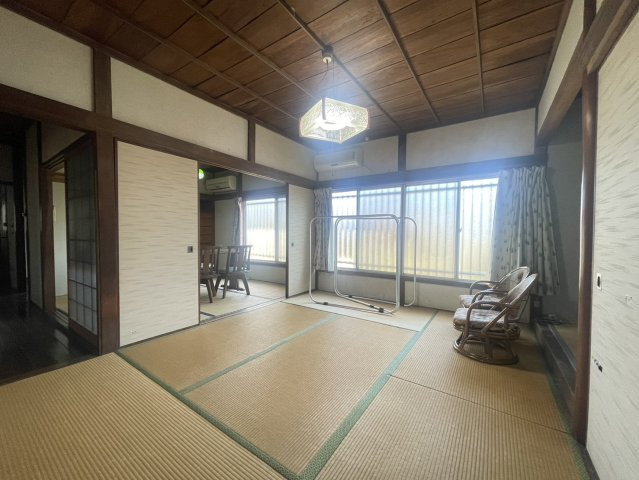 続き間として使える和室は、家族構成に応じて柔軟に活用できます。襖を開ければ広々とした一体空間に。天井や柱の木の風合いが趣を感じさせます。落ち着いた雰囲気の中で、ゆったりとした時間を過ごせる和の住空間。