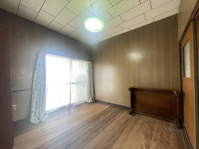 コンパクトながら使い勝手の良い洋室。大きな窓から自然光が入り、明るく開放的な印象です。フローリング仕様でお掃除もしやすく、寝室や子ども部屋、書斎など多目的に活用可能。