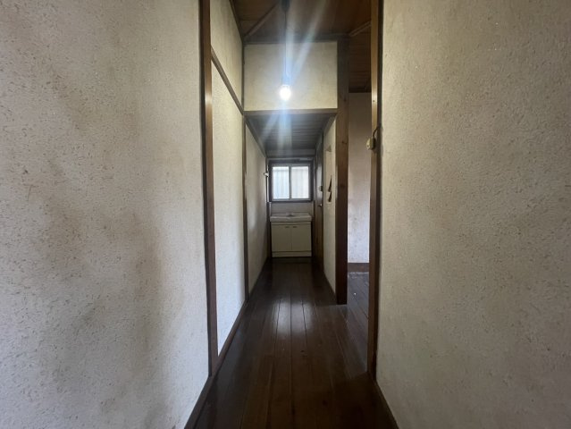 奥行きのある廊下は、各部屋へとつながる動線が分かりやすい設計。窓があり自然光が差し込むため、閉塞感を感じにくい空間です。平屋ならではのワンフロア動線で移動もスムーズ。ご家族みんなが使いやすい間取り。