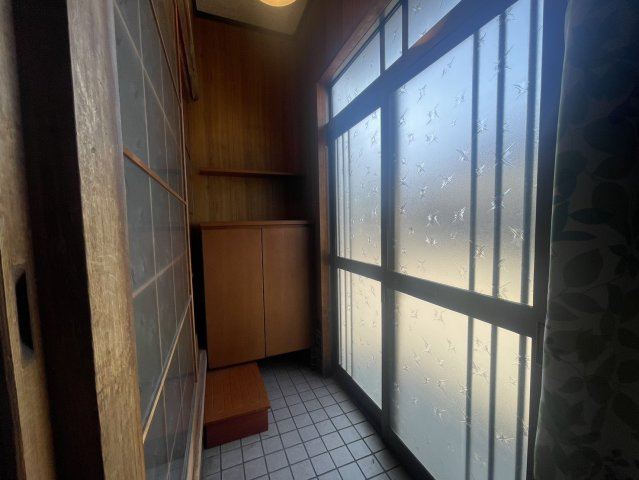 ガラス戸からやわらかな光が入る明るい玄関。シューズボックスや棚を設置できるスペースがあり、靴や小物も整理しやすい設計。ゆとりある土間で来客時も安心。毎日使う場所だからこそ、使いやすさを感じられる玄関。