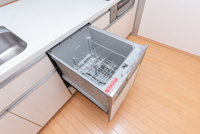 食器を一気に丸洗いでき、節水にもなる食洗機搭載！手肌に優しく、高温での洗浄も可能で除菌効果も期待できますね。