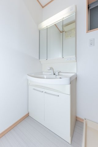 鏡が大きく、お子様と並んでの歯磨きも可能な三面鏡付き洗面化粧台。鏡裏やボウル下に収納付きで、洗面周りがスッキリ片付きます！