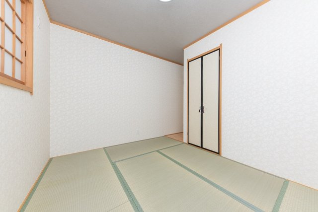 和室には収納付き！来客用の寝具や座布団の収納にも便利です。内覧・お問い合わせはお気軽にどうぞ。